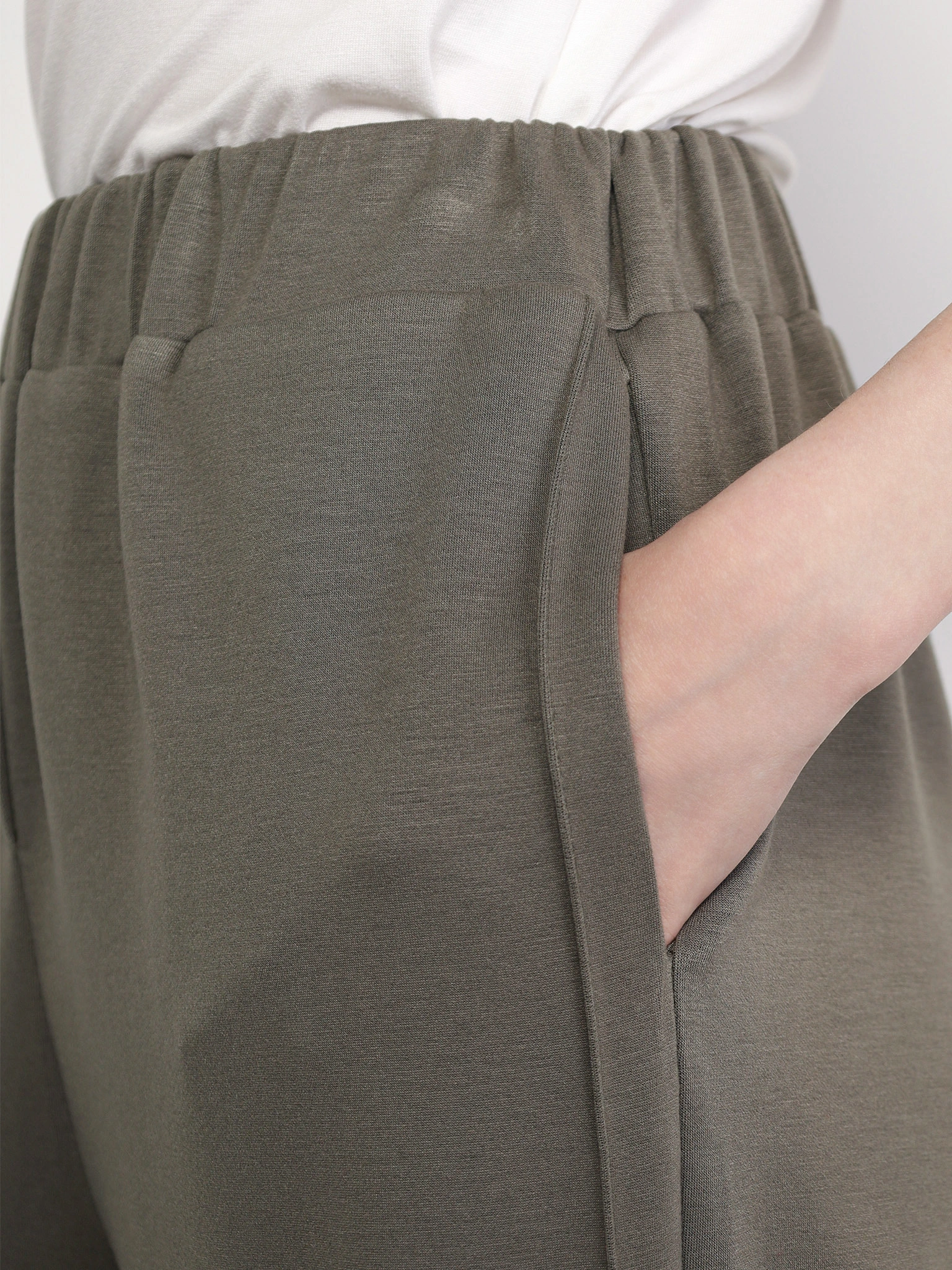 Брюки трикотажные цвета хаки с эластичным поясом